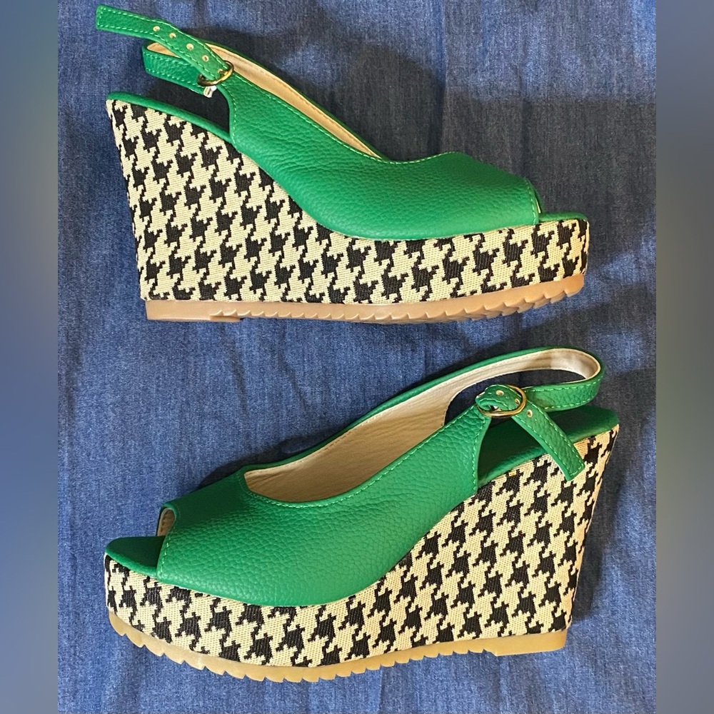 Green open-toe wedge sandals with a black and white houndstooth pattern platform - Picture 3 of 7